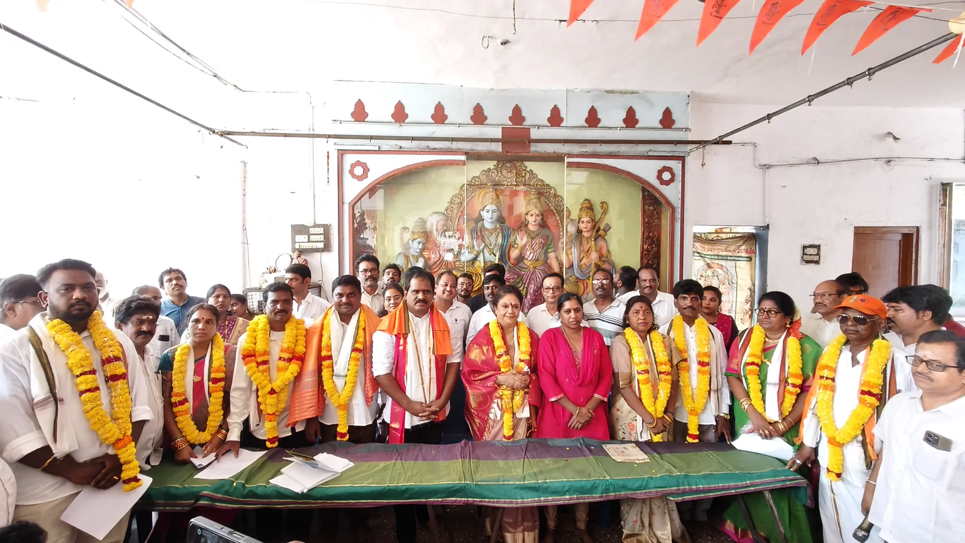 ఆలయ అంతర్భాగంలో సమాజ ప్రతినిధుల సమూహ చిత్రం