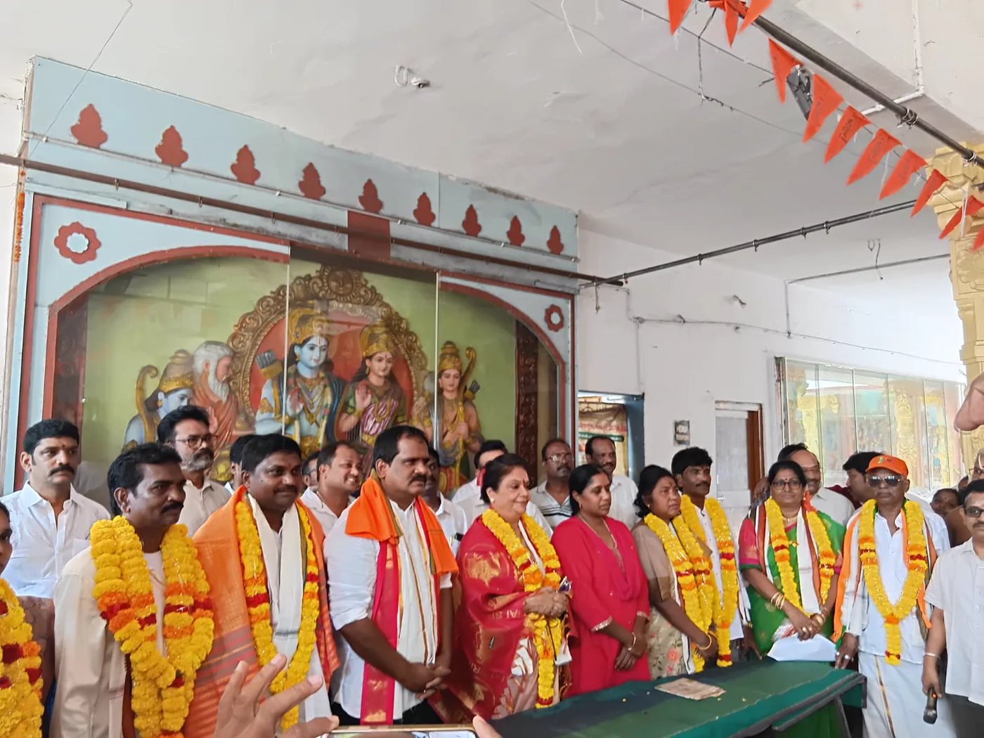 శ్రీరామ కుటుంబ చిత్రపటం ఎదుట సమాజ ప్రతినిధులు